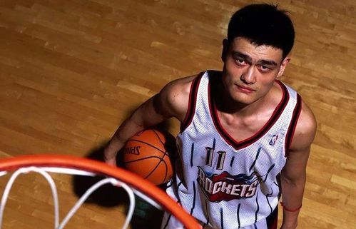 德甲-莱万+格纳布里双响 穆勒传射 拜仁5-1领跑
